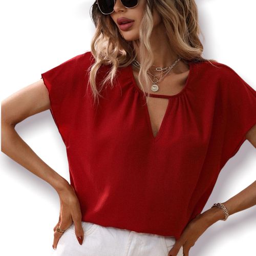 Blusa con abertura en cuello color burdeos